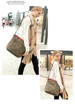 สินค้าหมดค่ะ กระเป๋าแฟชั่นเกาหลีAxixi แบรนด์ดัง  รุ่น10060  สีแดง   สวยมาก มีกระเป๋าให้ 2 ใบ