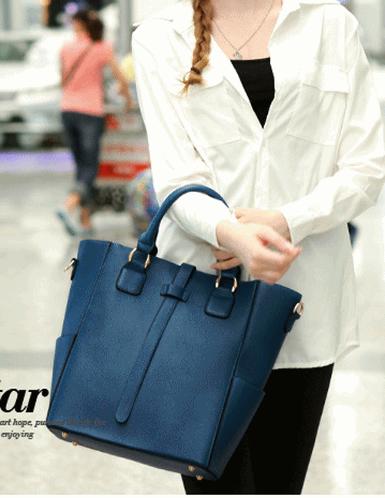 สินค้าหมดค่ะ กระเป๋สวยAxixi แบรนด์ดัง รุ่น10030 สีน้ำเงินสดใส มีกระเป๋าภายใน สะพาย คล้องแขวน และถือ